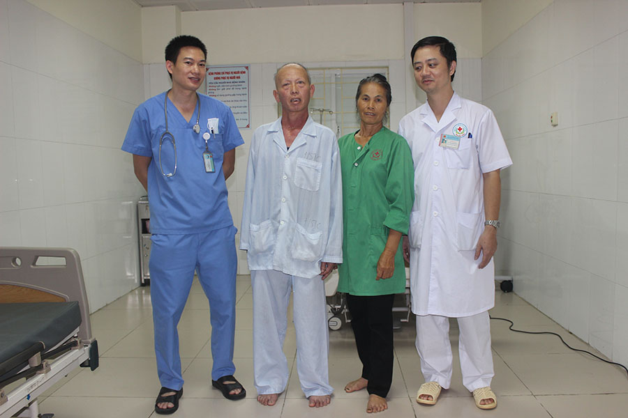 Ekip điều trị cùng chúc mừng bệnh nhân điều trị thành công 